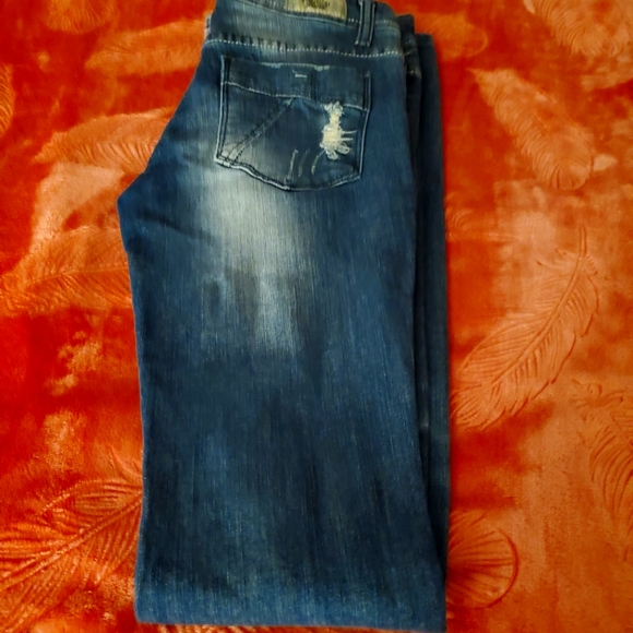 Arden B's Cambridge Women's Distressed Jeans - Picture 6 of 6